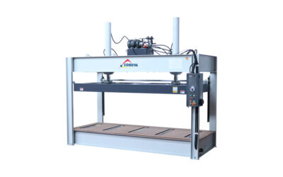 Presse pour paquets de portes PP-3000 de Comeva Machines à Bois