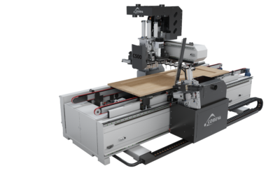 Fresadora C-500 ATC ANUBA: mecanizado CNC de puertas con inserción automática de bisagras para una producción más eficiente