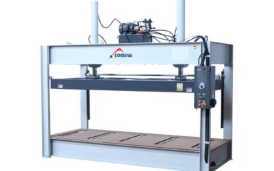 Prensa para paquetes de puertas PP-3000: prensado uniforme y carga automatizada para producción industrial
